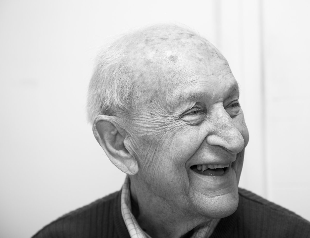 Portrett av en smilende eldre mann