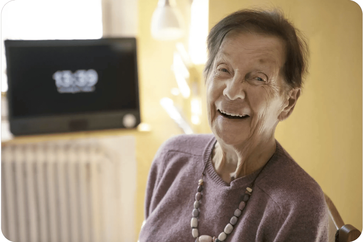 Eldre kvinne bruker KOMP sammen med familien